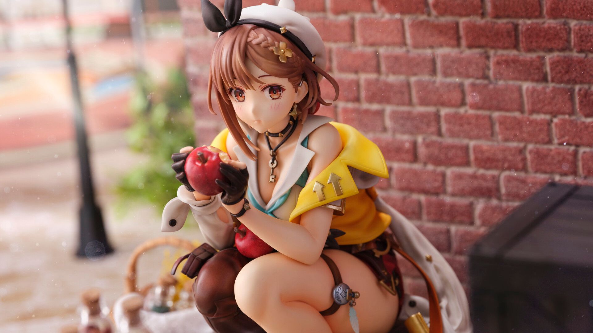 ライザのアトリエ2』よりライザの1/6スケールフィギュアが予約開始。リンゴをもぐもぐつまみ食い、ボリューム満点な立体化 |  ゲーム・エンタメ最新情報のファミ通.com