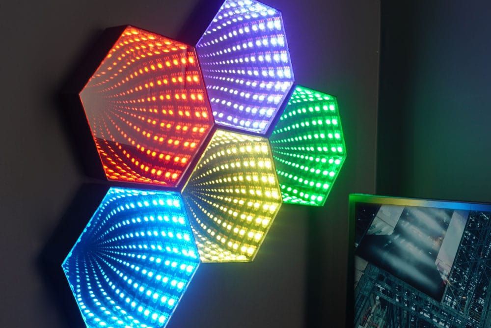 部屋にゲーミング空間を生み出すLED搭載の卓上&壁掛けミラーが発売。音を感知して点灯する6種の音楽モードも搭載