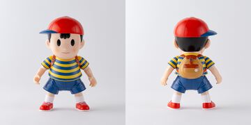 『MOTHER2』ネスのソフビフィギュアが登場。頭、両腕、両脚の各関節を動かせるフルアクション仕様。“ふつうのバット”と“PKフラッシュ”も持てる