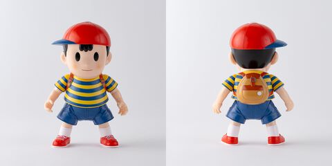 『MOTHER2』ネスのソフビフィギュアが登場。頭、両腕、両脚の各関節を動かせるフルアクション仕様。“ふつうのバット”と“PKフラッシュ”も持てる
