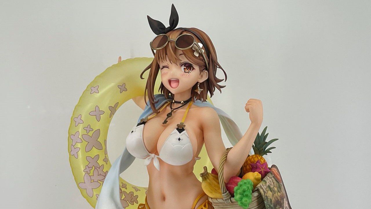 WF2024S】『ライザのアトリエ2』ライザリン・シュタウトの水着姿の1/4スケールフィギュアが初公開。1/4サイズなのでいろいろでかい！ -  電撃オンライン