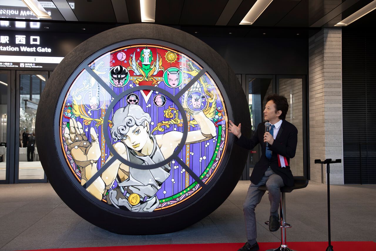 『ジョジョの奇妙な冒険』の荒木飛呂彦によるパブリックアートが大阪駅に登場。作品の中にはスタンド7体の姿も - 電撃オンライン