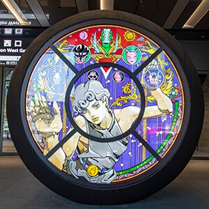 『ジョジョの奇妙な冒険』の荒木飛呂彦によるパブリックアートが大阪駅に登場。作品の中にはスタンド7体の姿も