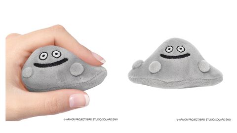 『ドラクエ』はぐれメタルをむぎゅっと握るいやし系グッズが登場。もっちり低反発素材で気持ちいい～