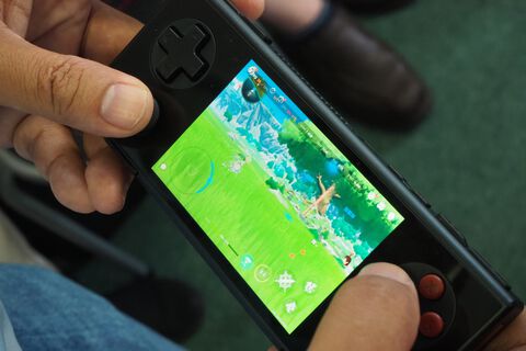 ゲーミングAndroidデバイス“AYANEO POCKET MICRO”は、手の平サイズでレトロっぽいところがゲーマー心をくすぐりまくる！