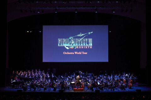 『FF7 リバース』オケコンリポート。オーケストラの生演奏でドラマチックに旅路を追体験。意外なあの曲がオケコンアレンジ！ バスターソード型のコンサートライトで音楽との一体感も