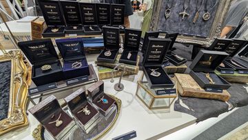 東京ゲームショウ物販ブースで『エルデンリング』ラニTシャツや黄金樹の恩寵ネックレス、『ダークソウル』指輪を販売中。購入者には“ゆでエビ”、“ゆでカニ”のアクキーをプレゼント