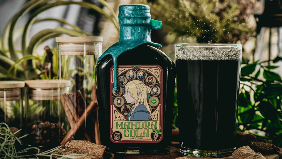 『ダンジョン飯』オリジナルクラフトコーラが5月中旬に発売。レモン1000個分の魔力を内包すると言われるマンドレイクの煮汁をイメージ