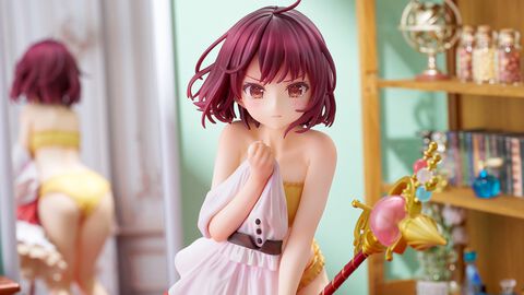 『ソフィーのアトリエ』着替えを見られて涙目で怒るソフィーのフィギュアが登場。エビテン限定特典は描き下ろしイラスト使用のアクリルコースタースタンド