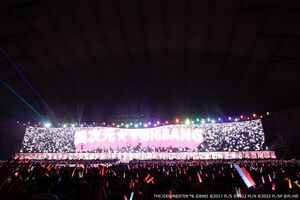 “異次元フェス”1日目リポート。『READY!!』を『ラブライブ！』、『僕らは今のなかで』を『アイドルマスター』シリーズのアイドルがカバーし合うなど、夢のようなステージに東京ドームが揺れた