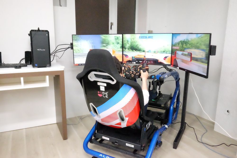 期間限定でレーシングシミュレーター“SIM SPORTS RACING”を体験する