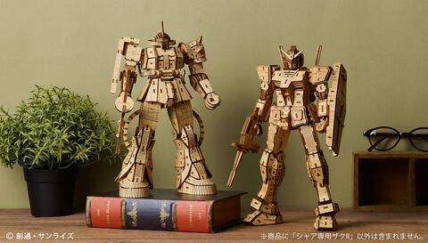 『ガンダム』竹製のシャア専用ザクIIのクラフトパズルが本日（12/10）発売。工具や接着剤なしで組み立て可能、パーツ総数は全358ピース