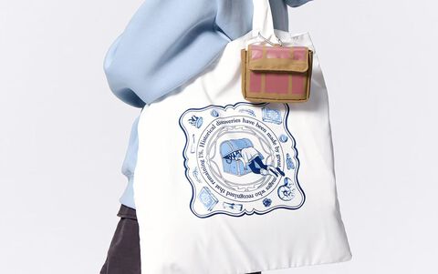 『葬送のフリーレン』GUコラボアパレルが本日（12/13）発売。ミミックに食われかけるフレーレンバッグや、名シーンがモチーフのグッズが登場