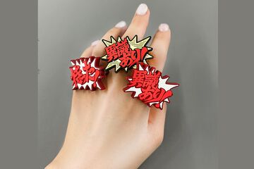 『逆転裁判』の「異議あり！」が指輪に。「くらえ！」「待った！」とあわせて指にはめ、ムジュンや証拠をつきつけよう。12月下旬発売