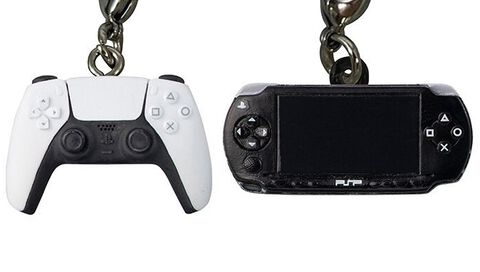 歴代PSコントローラーやPSPが手のひらサイズのアクセサリーに。アストロくんもいるよ。全国のガシャポンで発売中