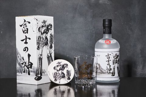 『グレンダイザーU』コラボパッケージのクラフトジン“富士の神”が発売。墨絵師 羽水もきゅデザインのパッケージが渋い