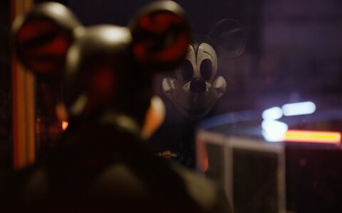 映画『マッド・マウス ～ミッキーとミニー～』場面写真が公開。殺人鬼と化したミッキーがガラス越しにこちらを見つめる。日本で3月7日に公開