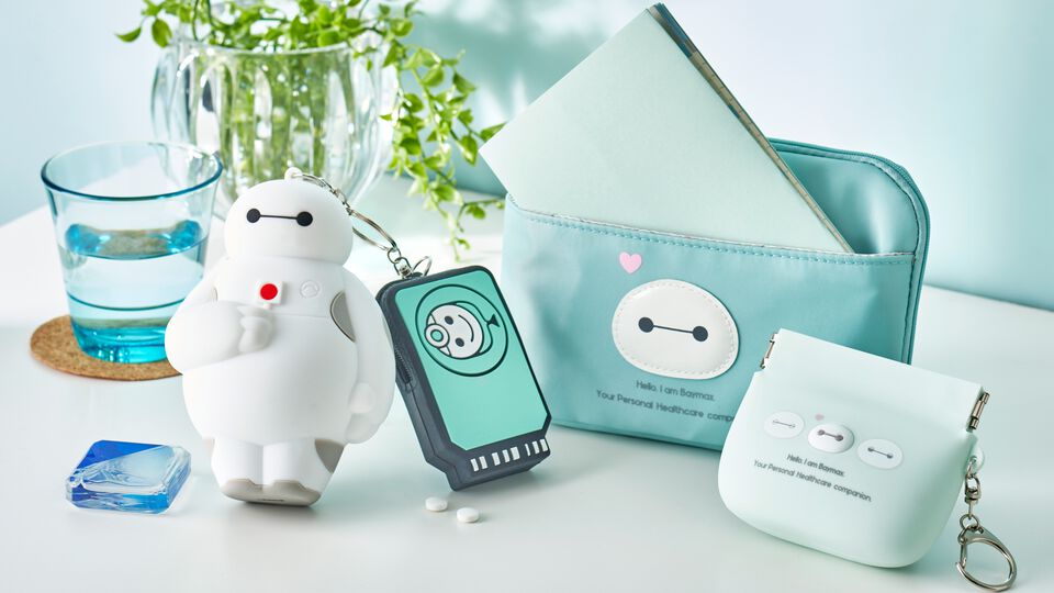 ベイマックスがあなたを花粉から守ります。ダストケースやポーチ、ミラー付きキーホルダーなどのグッズがディズニーストアに登場