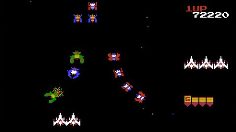 ファミコン版『ギャラガ』40周年。捕虜の自機を救出してパワーアップする“デュアルファイター”がカッコいい、ロングヒットした80年代シューティングの家庭用移植作【今日は何の日？】