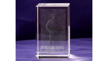 『メタルギア ソリッド デルタ』ファミ通DXパック 3Dクリスタルセットが予約開始。ネイキッド・スネークがデザインされたメタルサインやスタッキングマグが付属