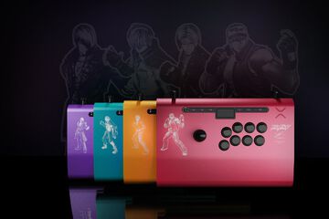 『KOF』モデルの高性能アケコンが数量限定で発売。京、庵、テリー、シュンエイのキャラクターアートとシリアルナンバーが刻印された4種類が展開。シンプルながらもクールなデザインに