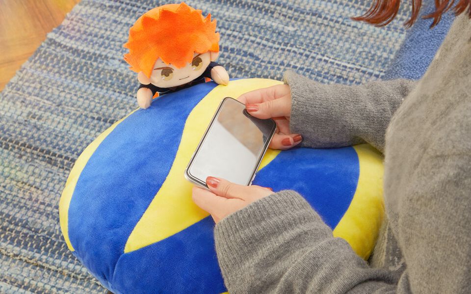 『ハイキュー!! ゴミ捨て場の決戦』一番くじが本日（3/21）発売。日向や研磨が飛びつくバレーボール型クッション、横断幕マグカップなどが登場