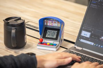 タニタがNEOGEOアーケード筐体型温湿度計を商品化するクラウドファンディングを実施、目標金額は500万円。『KOF95』『餓狼伝説SPECIAL』などの関連曲・音声を再生可能