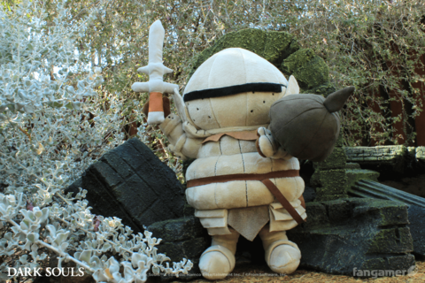 『ダークソウル』ジークマイヤーのぬいぐるみが登場。ツヴァイヘンダーとピアスシールドを装備可能。墓王ニト、アルトリウス、ソラールなどが描かれたトランプも
