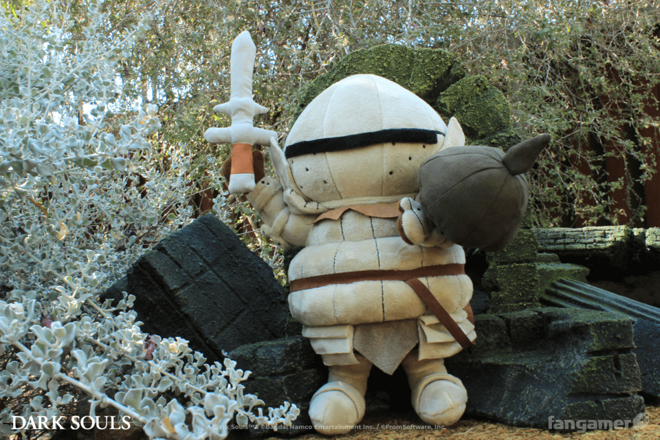 『ダークソウル』ジークマイヤーのぬいぐるみが登場。ツヴァイヘンダーとピアスシールドを装備可能。墓王ニト、アルトリウス、ソラールなどが描かれたトランプも