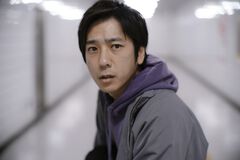 映画『8番出口』の主人公（迷う男）は二宮和也さん。河内大和さん演じる“おじさん（歩く男）”と対峙する特報映像解禁