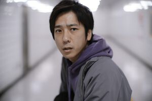 映画『8番出口』の主人公（迷う男）は二宮和也さん。河内大和さん演じる“おじさん（歩く男）”と対峙する特報映像解禁