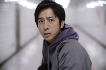 映画『8番出口』の主人公（迷う男）は二宮和也さん。河内大和さん演じる“おじさん（歩く男）”と対峙する特報映像解禁
