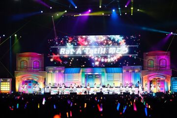 『アイマス』ハッチポッチ2 Day1リポート。圧倒的パフォーマンスで引っ張る先輩たちと、そんな先輩への愛がだだ漏れの後輩たちにプロデューサーもニッコリ！