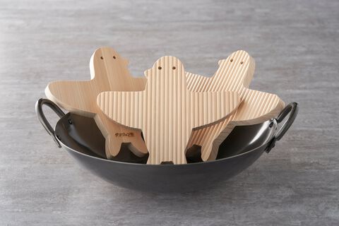 『ダンジョン飯』マルシルの使い魔鍋敷きが4月7日発売、ひのき製で水切れよく防カビ性能もバッチリ