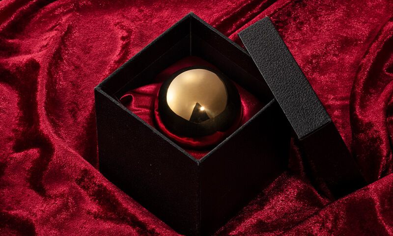 ダンダダン』オカルンのアレが実寸サイズでプライズ化。金色の輝きを