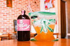 『ドカ食いダイスキ！もちづきさん』ドカ呑みクラフトコーラ“ドカ・コーラ（3055kcal）”が発売決定。今日は"至る"までやると決めた日におすすめ。死神を見ないよう注意
