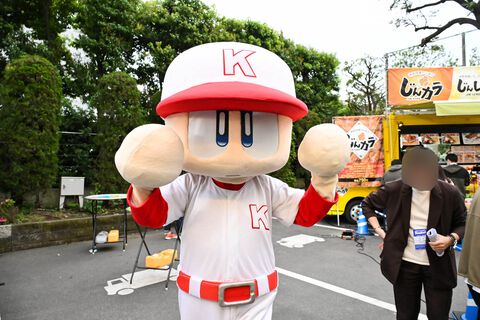 『パワフルプロ野球』パワプロくんが神宮球場でノーバン始球式！ ストライク投球を披露。コラボフードがたくさんの神宮球場は『パワプロ』ファン必見