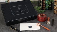 アニメ『NieR:Automata Ver1.1a』シーリングスタンプセットが6月18日まで予約受付中。スタンプにはヨルハ部隊エンブレムと“人類に栄光あれ”の英訳文をデザイン