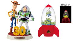 『トイストーリー』30周年一番くじが本日（5/30）発売。ピザ・プラネットのロケット型クレーンゲームのライトや、ウッディ＆バズの記念フィギュアが登場