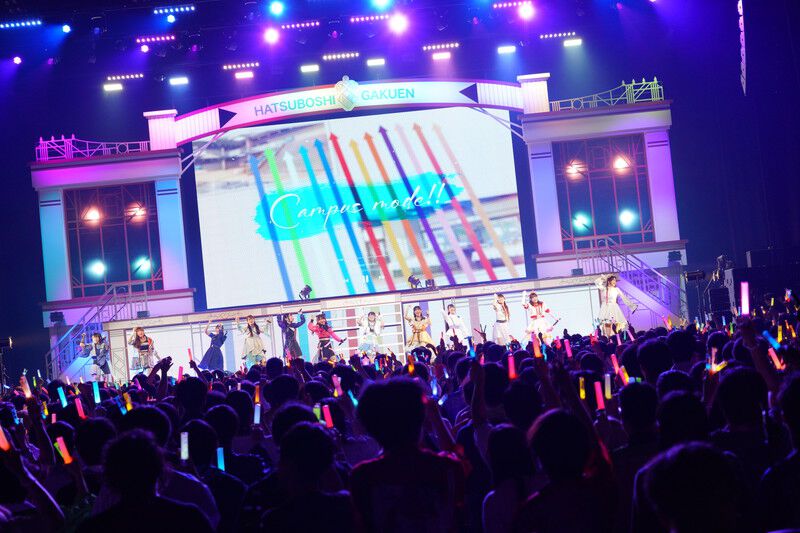 『学マス』1stライブ“Harmony Star DAY2”リポート。一番星たちが歌う『Our Chant』、清夏とリーリヤの新曲『ときめきエモーション』、激情の『カクシタワタシ』デュエットなど、情緒を激しく乱される、予測不可能な千秋楽に