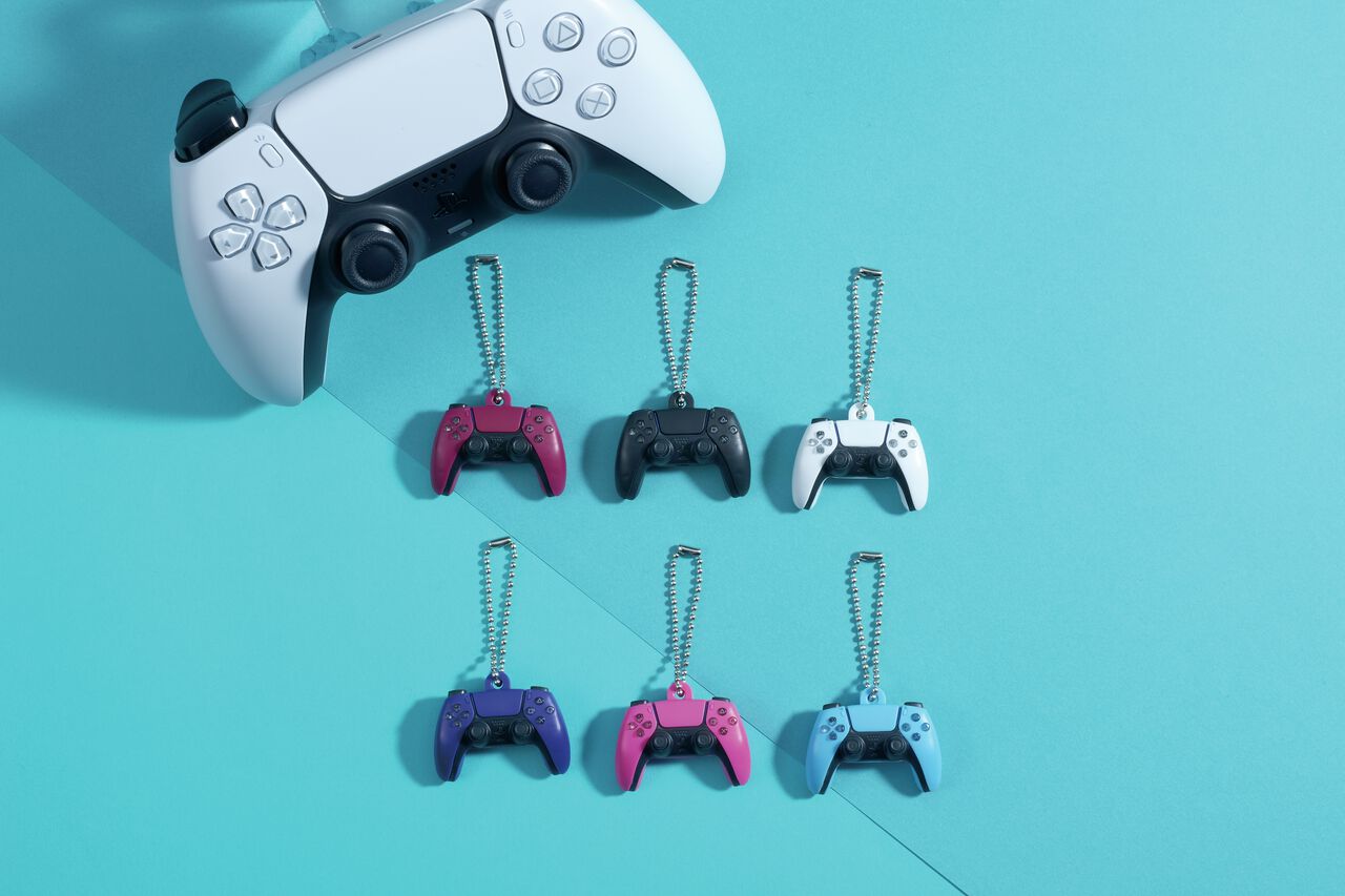 PS5コントローラーのミニチュアマスコットが7月下旬にガチャで発売。ホワイトを始め、コズミックレッドやスターライトブルーなど6種類が展開