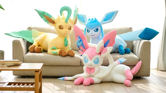 【ポケモン】ニンフィア・リーフィア・グレイシアの等身大ぬいぐるみが本日（6/20）から受注開始。寝そべってリラックスした姿がかわいい