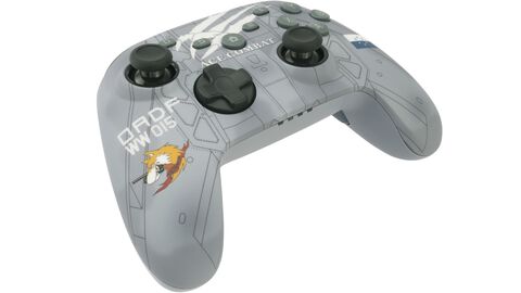 『エースコンバット』仕様のコントローラー登場。戦闘機をイメージした配色にトリガーの三本爪をあしらったデザイン