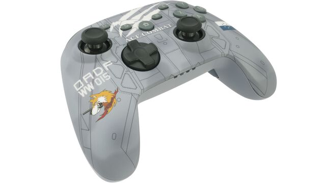 『エースコンバット』仕様のコントローラー登場。戦闘機をイメージした配色にトリガーの三本爪をあしらったデザイン
