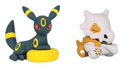 『ポケモン』ブラッキーやカラカラがクッションでリラックスする様子にホンワカ。“おうちで！りらくっしょん”新作マスコットが登場