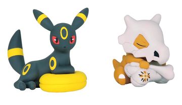 『ポケモン』ブラッキーやカラカラがクッションでリラックスする様子にホンワカ。“おうちで！りらくっしょん”新作マスコットが登場