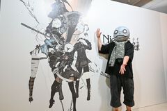 【ネタバレ注意】『NieR』シリーズ15周年展覧会が開幕！ 等身大2Bやママなどの立体物、思い出のシーンやセリフ、多数の関係者コメントなど、さまざまな形で作品の“記録”を展示。最後の“思い出の場所”は必見