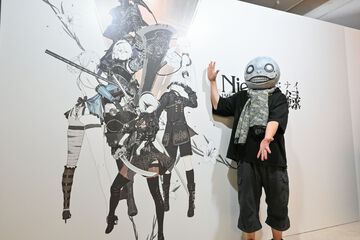 【ネタバレ注意】『NieR』シリーズ15周年展覧会が開幕！ 等身大2Bやママなどの立体物、思い出のシーンやセリフ、多数の関係者コメントなど、さまざまな形で作品の“記録”を展示。最後の“思い出の場所”は必見