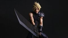 『FF7 リバース』クラウド・ストライフが“PLAY ARTS真”になって登場。自由度の高いポーズがつけられるアクションフィギュア。バスターソードにはめ込めるマテリアも付属