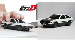 『頭文字D』藤原拓海のAE86を再現した無線マウスが販売中。手のひらサイズでインテリアとしても飾れる。オリジナルデザインのマウスパッドも付属